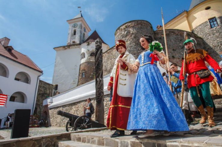 Місцевий гід показує місто невеликій групі мандрівників